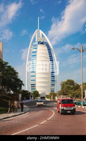 Dubai, Vereinigte Arabische Emirate - 18. Januar 2022: Wunderschönes Burj Al Arab Hotel, Details der Architektur tagsüber. Stockfoto