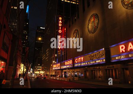 Ikonische Radio City Music Hall bei Nacht Stockfoto