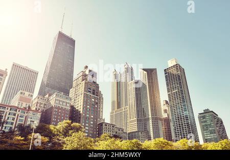 Retro getöntes Bild der Skyline von Chicago gegen die Sonne, USA. Stockfoto