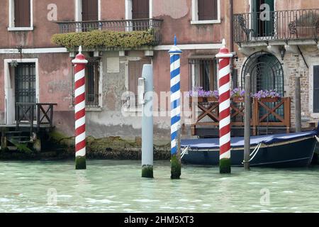 Bunte Stapel am Canale Grande in Venedig Stockfoto