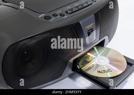 Nahaufnahme von 90s Stil Ghetto Blaster Boombox mit CD eingelegt Stockfoto