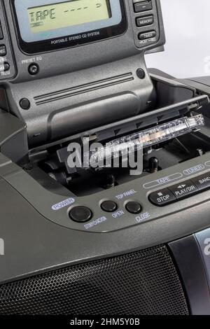 Nahaufnahme von 90s Stil Ghetto Blaster Boombox mit Kassette eingesteckt Stockfoto