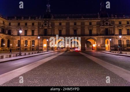 Paris, Frankreich - 24. JAN 2022: Der Arc de Triomphe du Carrousel ist ein Triumphbogen in Paris, der sich am Place du Carrousel, einem Beispiel des Neoklassizismus, befindet Stockfoto