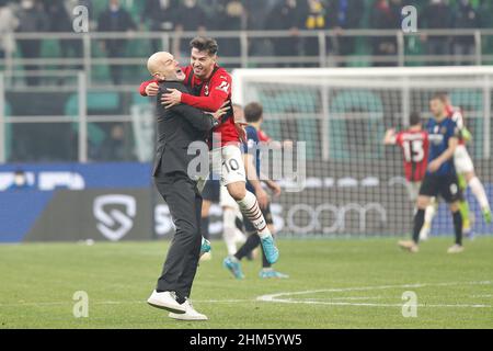 Mailand, Italien. 05th. Februar 2022. Italien, Mailand, 5 2022. februar: Stefano Pioli (Mailand-Manager) feiert den Sieg am Ende des Fußballspiels FC INTER gegen AC MAILAND, Serie A 2021-2022 day24 San Siro Stadion (Foto von Fabrizio Andrea Bertani/Pacific Press) Quelle: Pacific Press Media Production Corp./Alamy Live News Stockfoto