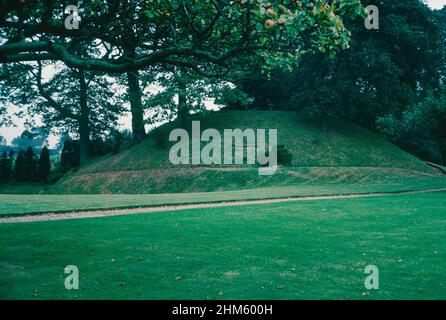 Abinger Castle - ein Erdwerk motte und bailey, das mit einer kleinen hölzernen Festung gekrönt wurde. Es befindet sich in Abinger Common, zwischen Guildford und Dorking in Surrey, England. Archivscan von einem Dia. Oktober 1966. Stockfoto