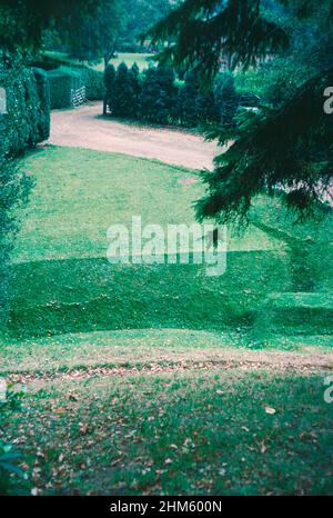 Blick von der Spitze des Abinger Castle - ein Erdwerk motte und bailey, das mit einer kleinen hölzernen Festung gekrönt wurde. Es befindet sich in Abinger Common, zwischen Guildford und Dorking in Surrey, England. Archivscan von einem Dia. Oktober 1966. Stockfoto