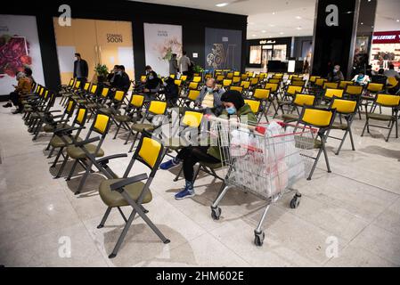 Teheran, Iran. 05th. Februar 2022. Eine iranische Frau mit einer schützenden Gesichtsmaske wartet darauf, eine Dosis des neuen Impfstoffs gegen die Coronavirus-Krankheit (COVID-19) zu erhalten, nachdem sie im Einkaufszentrum im Nordwesten von Teheran einkaufen war. (Foto: Sobhan Farajvan/Pacific Press) Quelle: Pacific Press Media Production Corp./Alamy Live News Stockfoto