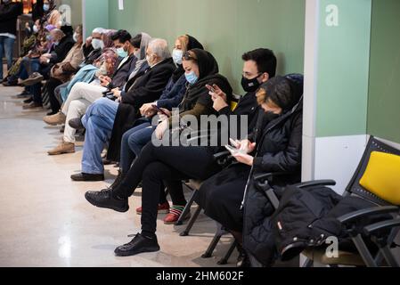 Teheran, Iran. 05th. Februar 2022. Iranische Menschen, die Schutzmasken tragen, warten darauf, eine Dosis des neuen Impfstoffs gegen die Coronavirus-Krankheit (COVID-19) im Einkaufszentrum im Nordwesten von Teheran zu erhalten. (Foto: Sobhan Farajvan/Pacific Press) Quelle: Pacific Press Media Production Corp./Alamy Live News Stockfoto