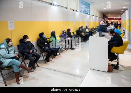 Teheran, Iran. 05th. Februar 2022. Iranische Menschen, die Schutzmasken tragen, warten darauf, eine Dosis des neuen Impfstoffs gegen die Coronavirus-Krankheit (COVID-19) im Einkaufszentrum im Nordwesten von Teheran zu erhalten. (Foto: Sobhan Farajvan/Pacific Press) Quelle: Pacific Press Media Production Corp./Alamy Live News Stockfoto