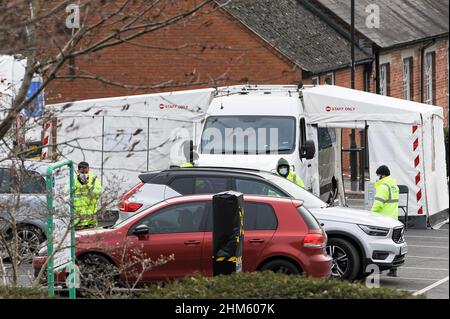 High Wycombe, Buckinghamshire, Großbritannien. 7th. Februar 2022. Eine Covid-19 Mobile Testing Unit war heute zurück in High Wycombe und machte PCR-Tests. 216 neue Personen hatten ein bestätigtes positives Testergebnis, das heute am 7th. Februar 2022 gemeldet wurde. Quelle: Maureen McLean/Alamy Live News Stockfoto