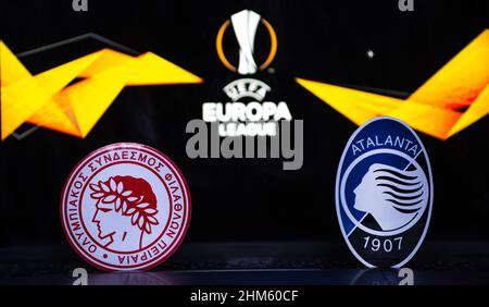2. Januar 2022 Sevilla, Spanien. Die Embleme der Fußballvereine der Endrunden der UEFA Europa League Olympiacos F.C. und Atalanta B.C. 1/16 wieder Stockfoto