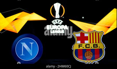 2. Januar 2022 Sevilla, Spanien. Die Embleme der Fußballvereine der UEFA Europa League 1/16 Finale FC Barcelona und S.C. Napoli gegen den Bac Stockfoto
