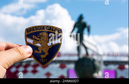 14. Juli 2021 Brescia, Italien. Das Emblem des Fußballvereins Brescia Calcio vor dem Hintergrund eines modernen Stadions. Stockfoto