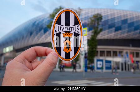 30. August 2021, Turin, Italien. Das Emblem des Fußballvereins Juventus auf dem Hintergrund des modernen Stadions. Stockfoto