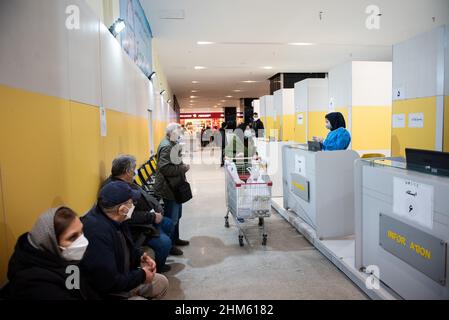 Teheran, Teheran, Iran. 5th. Februar 2022. Eine iranische Frau, die eine schützende Gesichtsmaske trägt, registriert sich, um eine Dosis des neuen Impfstoffs gegen die Coronavirus-Krankheit (COVID-19) zu erhalten, nachdem sie im Einkaufszentrum im Nordwesten von Teheran einkaufen war. (Bild: © Sobhan Farajvan/Pacific Press via ZUMA Press Wire) Stockfoto