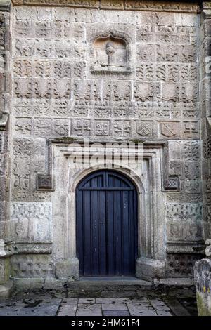 Die Pfarrkirche von Launceston in Cornwall ist die heilige Maria Magdalena. Bekannt für die vielen komplizierten Steinschnitzereien an den Außenwänden der Kirche. Stockfoto