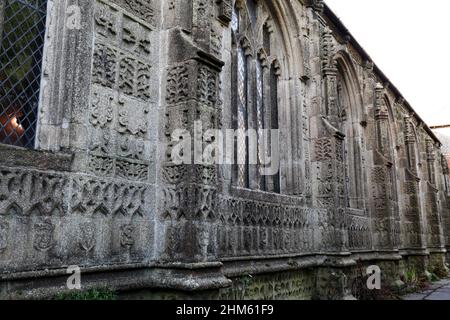 Die Pfarrkirche von Launceston in Cornwall ist die heilige Maria Magdalena. Bekannt für die vielen komplizierten Steinschnitzereien an den Außenwänden der Kirche. Stockfoto