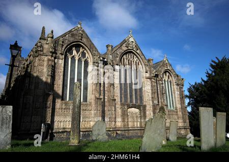 Die Pfarrkirche von Launceston in Cornwall ist die heilige Maria Magdalena. Bekannt für die vielen komplizierten Steinschnitzereien an den Außenwänden der Kirche. Stockfoto