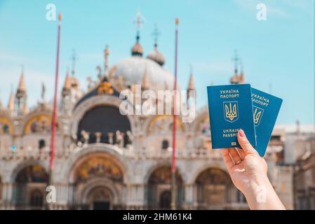 Hand, die im Besitz eines ukrainischen biometrische Pässe travel concept Bewegungsfreiheit Italien Venedig Stockfoto