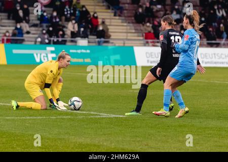 Frankfurt Am Main, Deutschland. 06th. Februar 2022. Frankfurt am Main, Deutschland, Febr. Merle Frohms (1 Frankfurt) sammelt den Ball während des FLYERALARM Frauen-Bundesliga-Spiels zwischen Eintracht Frankfurt und SC Freiburg im Stadion am Brentanobad in Frankfurt am Main, Deutschland Dan O' Connor/SPP Credit: SPP Sport Press Photo. /Alamy Live News Stockfoto