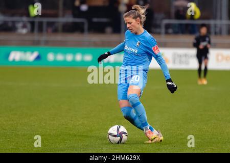 Frankfurt Am Main, Deutschland. 06th. Februar 2022. Frankfurt am Main, Deutschland, Febr. Jana Vojtekova (20 Freiburg) überquert den Ball beim FLYERALARM Frauen-Bundesliga-Spiel zwischen Eintracht Frankfurt und SC Freiburg im Stadion am Brentanobad in Frankfurt am Main, Deutschland Dan O' Connor/SPP Credit: SPP Sport Press Photo. /Alamy Live News Stockfoto