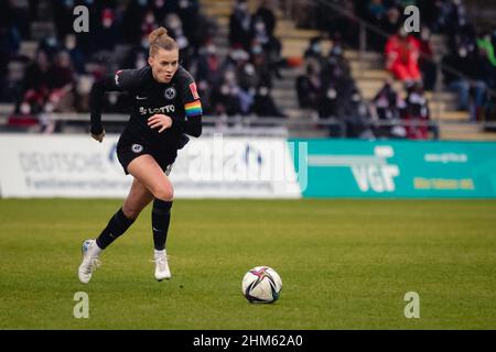 Frankfurt Am Main, Deutschland. 06th. Februar 2022. Frankfurt am Main, Deutschland, Febr. Laura Freigang (10 Frankfurt) im Einsatz während des FLYERALARM Frauen-Bundesliga-Spiels zwischen Eintracht Frankfurt und SC Freiburg im Stadion am Brentanobad in Frankfurt am Main, Deutschland Dan O' Connor/SPP Credit: SPP Sport Press Foto. /Alamy Live News Stockfoto