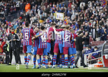 Barcelona, Spanien. 06th. Februar 2022. Barcelona, Spanien, Februar 6th 2021: Barcelona Spieler feiern das Tor während des LaLiga Santander Spiels zwischen Barcelona und AT.Madrid im Camp Nou Stadion in Barcelona, Spanien. Rafa Huerta/SPP Credit: SPP Sport Press Photo. /Alamy Live News Stockfoto