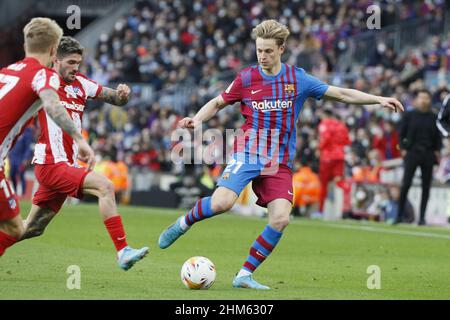 Barcelona, Spanien. 06th. Februar 2022. Barcelona, Spanien, Februar 6th 2021: Frenkie De Jong (21 FC Barcelona) während des LaLiga Santander-Spiels zwischen Barcelona und AT.Madrid im Camp Nou-Stadion in Barcelona, Spanien. Rafa Huerta/SPP Credit: SPP Sport Press Photo. /Alamy Live News Stockfoto