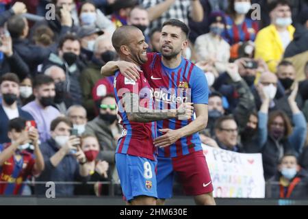 Barcelona, Spanien. 06th. Februar 2022. Barcelona, Spanien, 6th 2021. Februar: Dani Alves (8 FC Barcelona) und Jordi Alba (18 FC Barcelona) feiern das Tor während des LaLiga Santander-Spiels zwischen Barcelona und AT.Madrid im Stadion Camp Nou in Barcelona, Spanien. Rafa Huerta/SPP Credit: SPP Sport Press Photo. /Alamy Live News Stockfoto