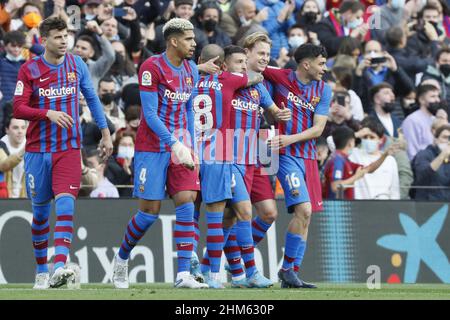 Barcelona, Spanien. 06th. Februar 2022. Barcelona, Spanien, Februar 6th 2021: Barcelona Spieler feiern das Tor während des LaLiga Santander Spiels zwischen Barcelona und AT.Madrid im Camp Nou Stadion in Barcelona, Spanien. Rafa Huerta/SPP Credit: SPP Sport Press Photo. /Alamy Live News Stockfoto