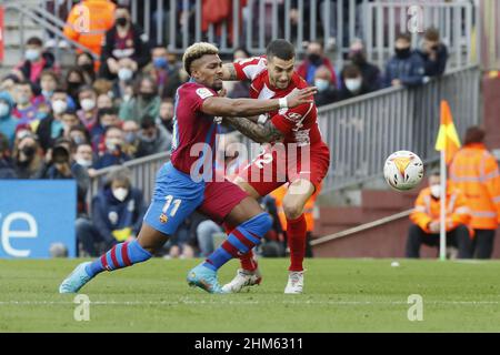 Barcelona, Spanien. 06th. Februar 2022. Barcelona, Spanien, Februar 6th 2021: Adama Traore (11 FC Barcelona) und Mario Hermoso (22 AT.Madrid) während des LaLiga Santander-Spiels zwischen Barcelona und AT.Madrid im Camp Nou-Stadion in Barcelona, Spanien. Rafa Huerta/SPP Credit: SPP Sport Press Photo. /Alamy Live News Stockfoto