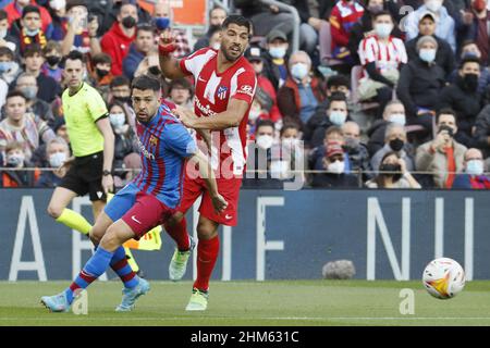 Barcelona, Spanien. 06th. Februar 2022. Barcelona, Spanien, 6th 2021. Februar: Jordi Alba (18 FC Barcelona) und Luis Alberto Suarez (9 AT.Madrid) während des LaLiga Santander-Spiels zwischen Barcelona und AT.Madrid im Camp Nou-Stadion in Barcelona, Spanien. Rafa Huerta/SPP Credit: SPP Sport Press Photo. /Alamy Live News Stockfoto