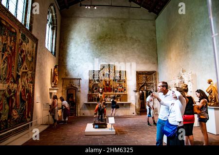 Menschenmenge, die sich die Wandteppiche im Kloster, NYC, USA, ansieht Stockfoto