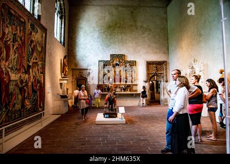 Menschenmenge, die sich die Wandteppiche im Kloster, NYC, USA, ansieht Stockfoto