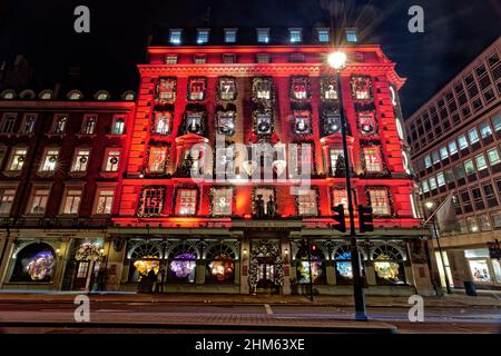 Fortnum & Mason verwandeln ihr nobles Lebensmittelgeschäft in einen Adventskalandar zu Weihnachten Stockfoto