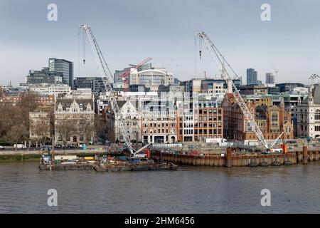 Der Thames Tideway Tunnel ist ein massives Projekt zur Modernisierung des alten Londoner Kanalisationssystems. Hier bei Blackfriars Foreshore wird ein neuer Culvert gebaut. Stockfoto