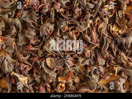 Hintergrund von Tee aus getrockneten Granatapfelblüten. Erhöht die Immunität. Gesundes Lebensmittelkonzept. Stockfoto