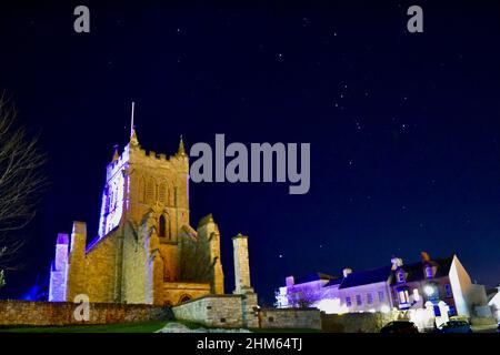 St. Hilda's Church Tower, Hartlepool Headland, Großbritannien, mit einem atemberaubenden klaren Nachthimmel. Die Sterne leuchten, einschließlich des Sternbildes Orion. Stockfoto