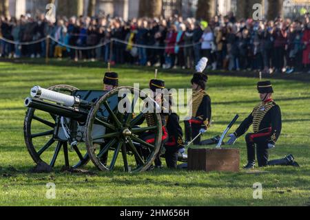 07. Februar 2022. London, Großbritannien. Die Königstruppe Royal House Artillery feuern im Green Park einen 41-Kanonengruß aus Anlass des 70-jährigen Thronbestands der Königin. Die Königin trat am 6. Februar 1952 nach dem Tod ihres Vaters König Georg VI. Auf den Thron. Foto von Ray Tang Stockfoto