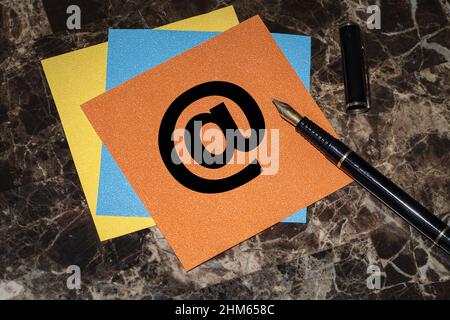 Das E-Mail-Symbol ist auf einem Aufkleber angebracht. Business Customer Service und Support Online-Konzept Stockfoto