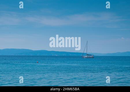 Kleine Yacht in der adria in der Nähe von Kostrena, Kroatien. Stockfoto