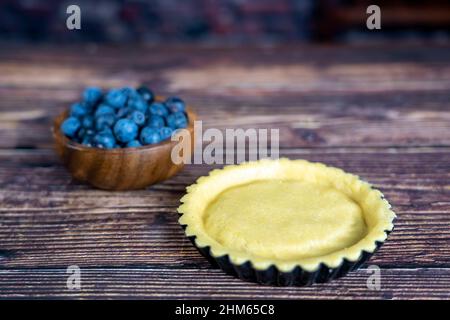 Delicious Blue Berry Tart oder Kuchen groß auf Holz Tisch Hintergrund. Stockfoto