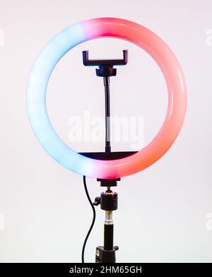 Ringlampe leuchtet in zwei Farben. Blau und rot. Stockfoto