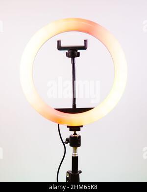 Zwei rote Lichter bewegen sich in einem gelben Kreis. Ringlampe. Stockfoto