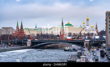 Moskau, Russland - 17. Dezember 2020: Blick auf den Kreml und die Bolschoj-Kamenny-Brücke während des Wiederaufbaus Stockfoto