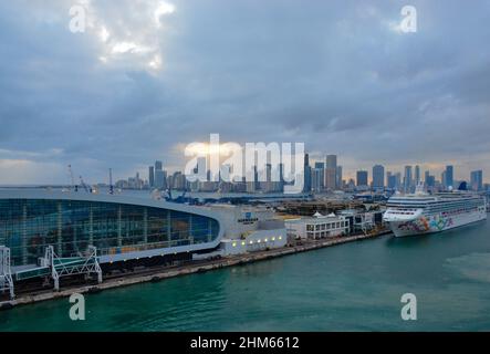 Skyline von Miami Beach im Hafen von Miami. Norwegischer Kreuzfahrthafen in Miami Beach, Florida, USA. 9. Januar 2022. Stockfoto