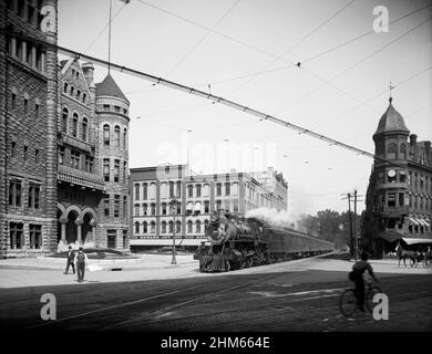 Empire State Express (New York Central Railroad) fährt durch die Washington Street, Syracuse, N.Y. Detroit Publishing Co., Verlag 1915. Stockfoto