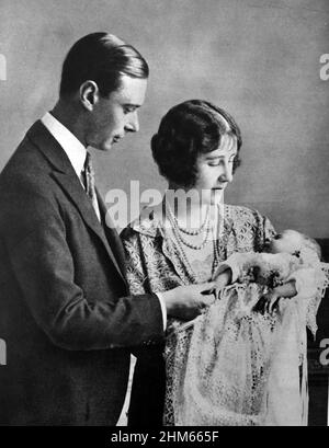 Familienportrait des Herzogs und der Herzogin von York (später König George VI. Und Königin Elizabeth) mit der neugeborenen Prinzessin (später Königin Elizabeth II.). 1926 Stockfoto