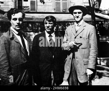 Von links: Modigliani, Pablo Picasso und André Lachs vor dem Café de la Rotonde in Paris. Bild aufgenommen von Jean Cocteau, um 1915 Stockfoto