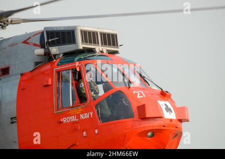 Westland WS-61 Sea King HU5 Rettungshubschrauber XV673 der Royal Navy 771 Naval Air Squadron landete auf der RAF Waddington Airshow, Lincolnshire, Großbritannien Stockfoto